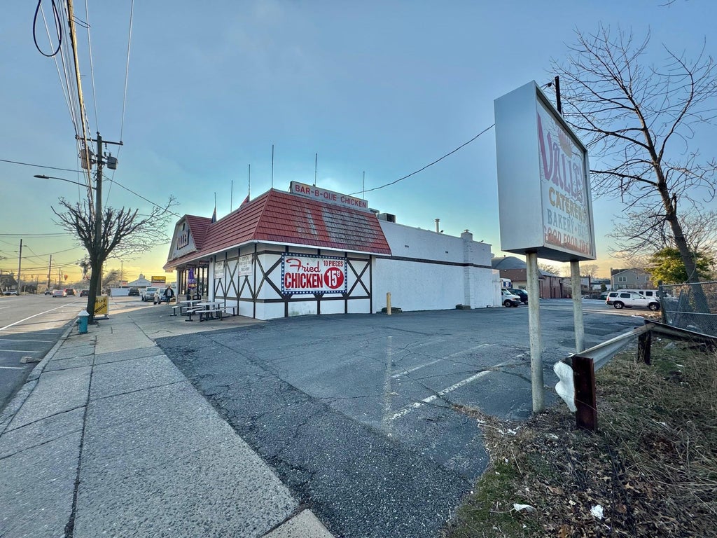 46 of 48 - 560 Franklin Avenue, Franklin Square, NY