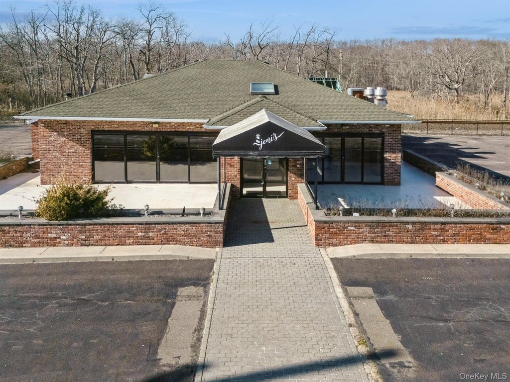 62375 Main Road, Southold