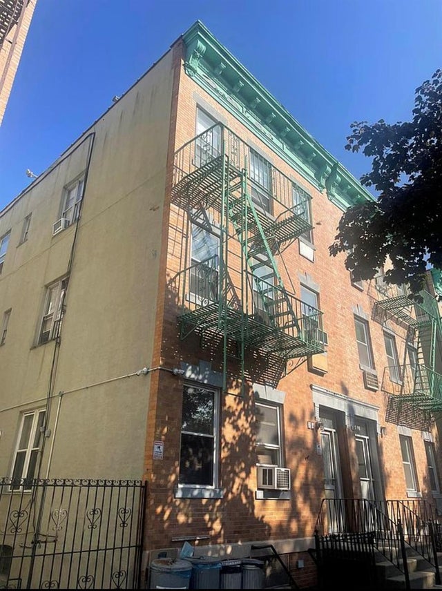 Photo of Listing #877326