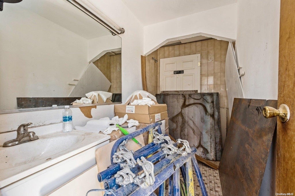 9 of 23 - 290 Meadow Avenue, East Meadow, NY