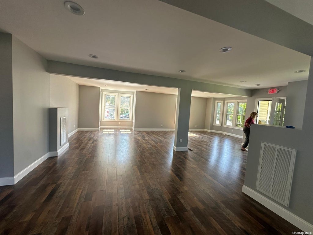 28 of 31 - 49 Landing Avenue, Smithtown, NY