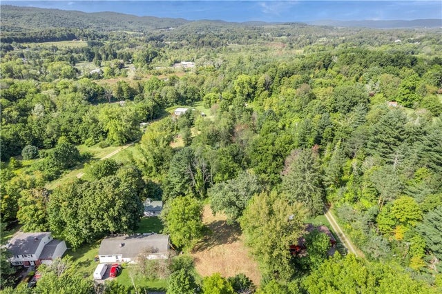 80 Midway Avenue, Amenia