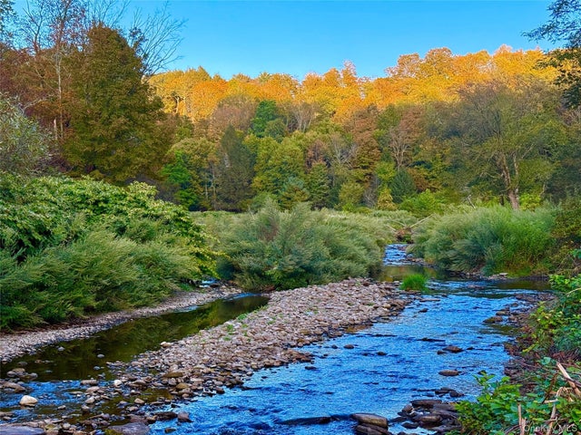 27 Hust Road, North Branch