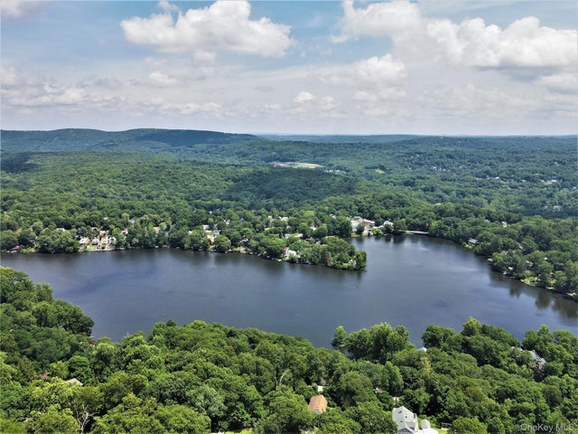 Pleasant Road, Lake Peekskill