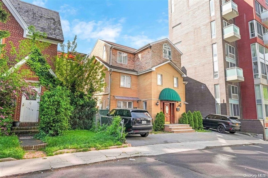 11 of 33 - 116-14 Grosvenor Road, Kew Gardens, NY