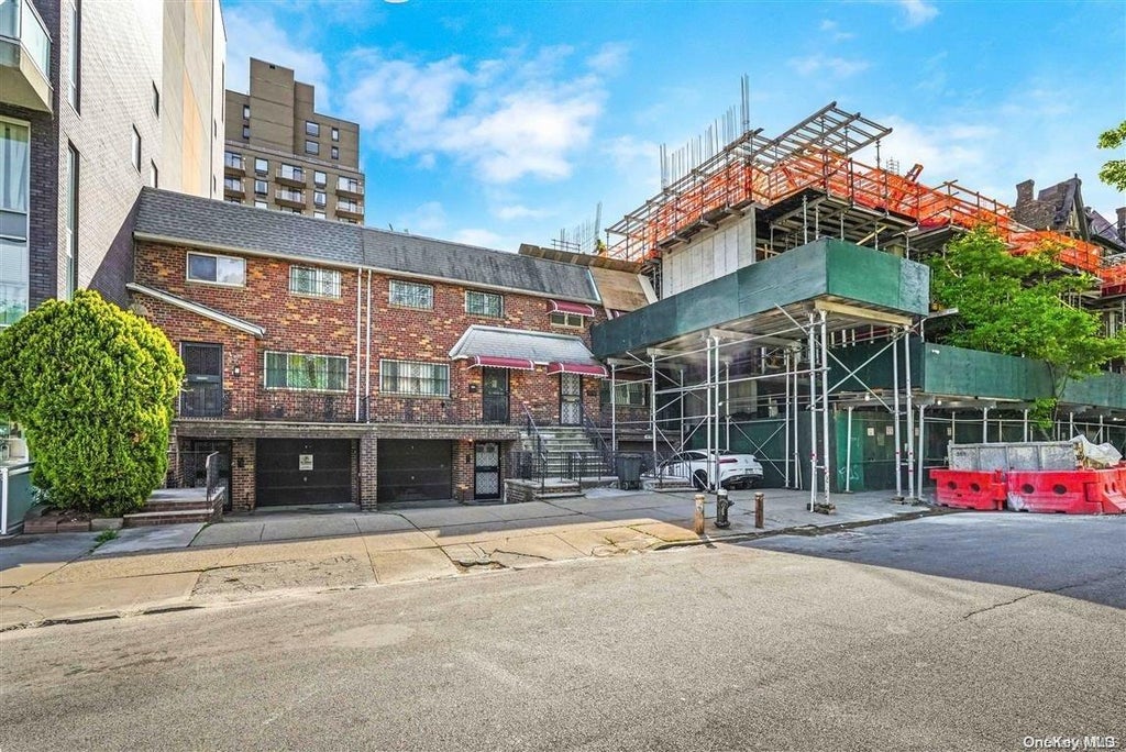 4 of 33 - 116-14 Grosvenor Road, Kew Gardens, NY