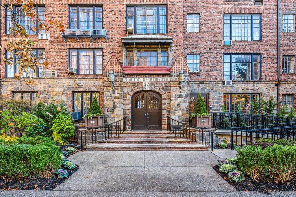 2 of 14 - 20 Continental Avenue # 2g, Forest Hills, NY