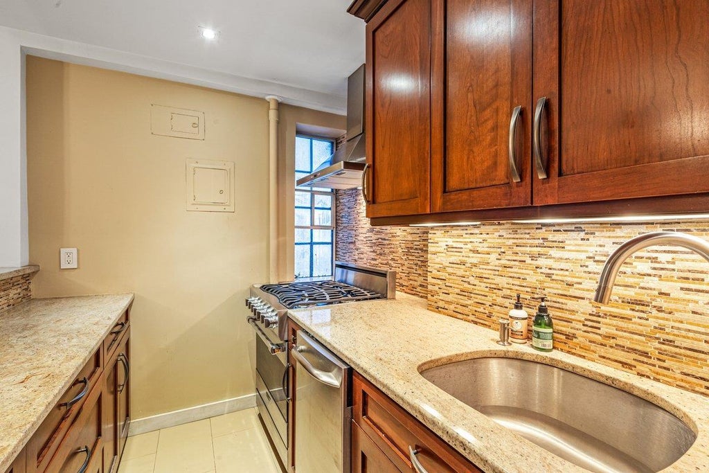 5 of 14 - 20 Continental Avenue # 2g, Forest Hills, NY