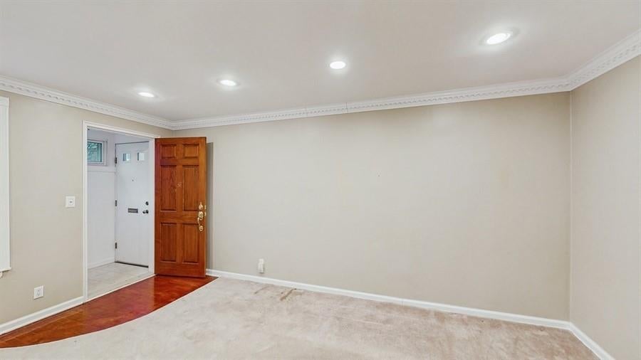 2 of 26 - Undisclosed, Roslyn Heights, NY