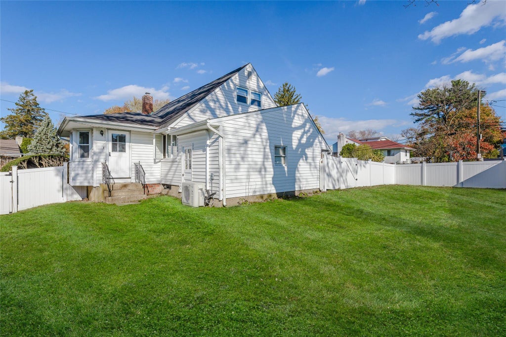 18 of 20 - 2 5th Place, Syosset, NY