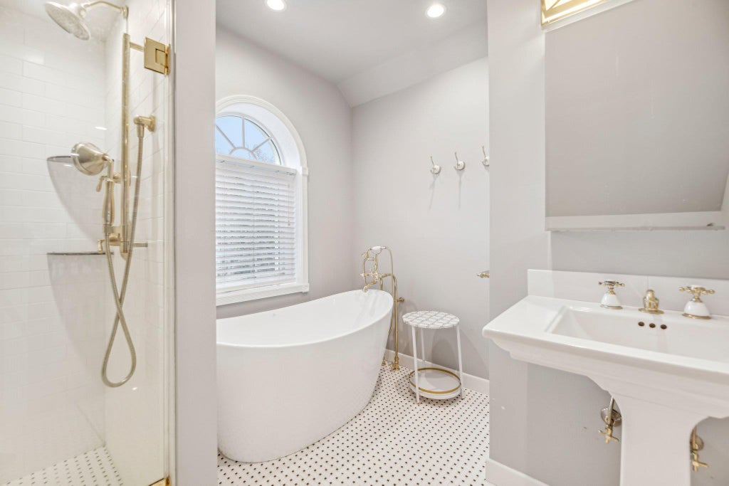 17 of 33 - 537 Moriches Road, Head Of The Harbor, NY