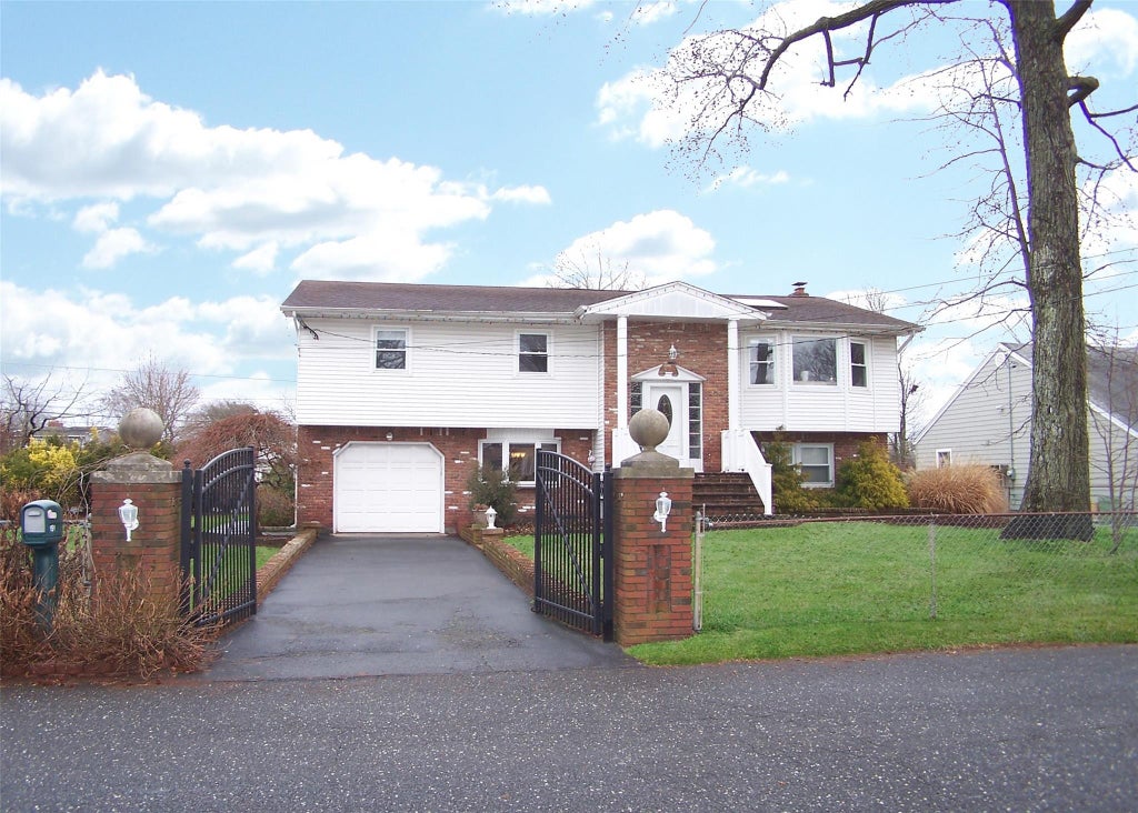 1 of 25 - 151 Lakeside Drive, Oakdale, NY