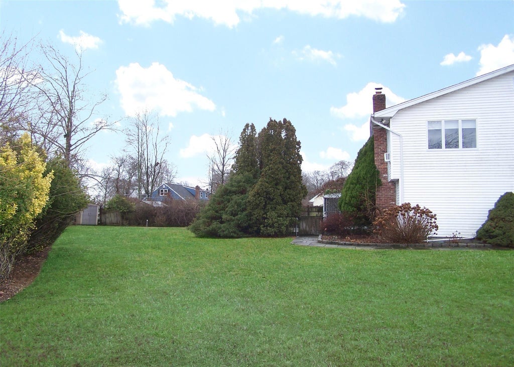 21 of 25 - 151 Lakeside Drive, Oakdale, NY