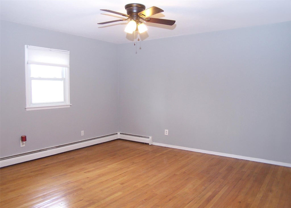 4 of 25 - 151 Lakeside Drive, Oakdale, NY