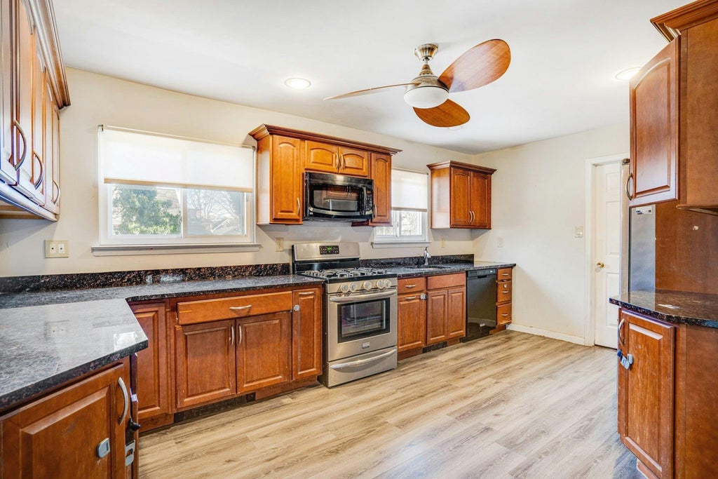 12 of 29 - 4 Elmore Place, East Northport, NY