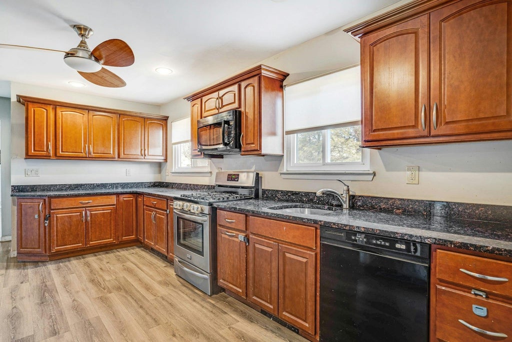 13 of 29 - 4 Elmore Place, East Northport, NY