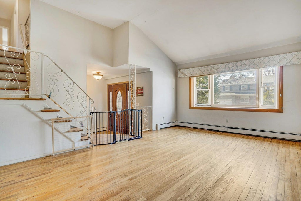 7 of 29 - 4 Elmore Place, East Northport, NY