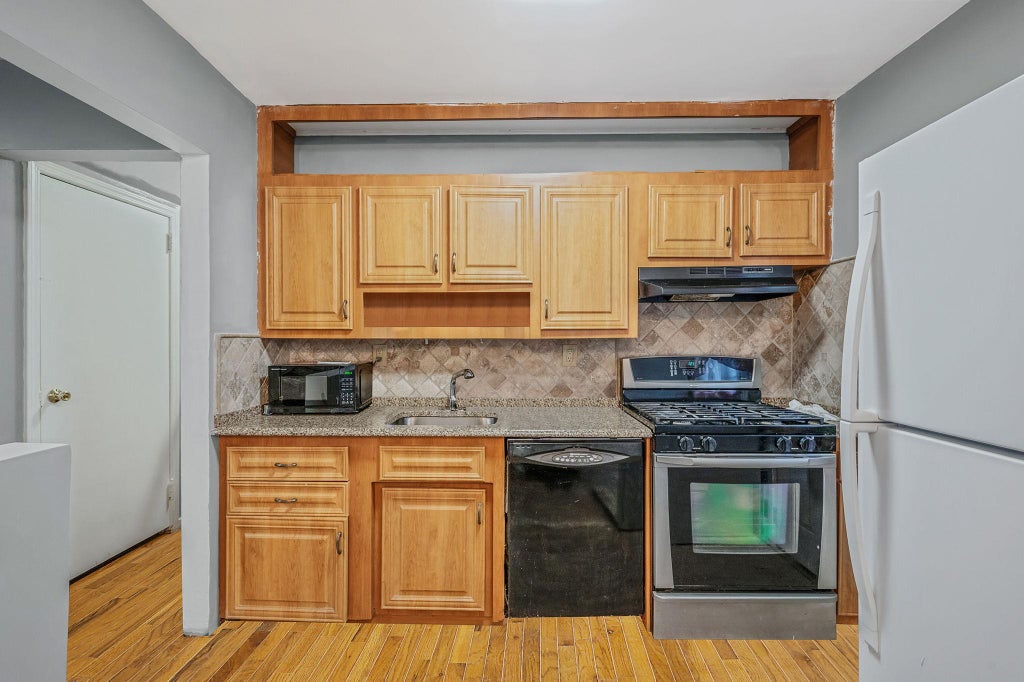 8 of 17 - 331 Doris Avenue, Franklin Square, NY