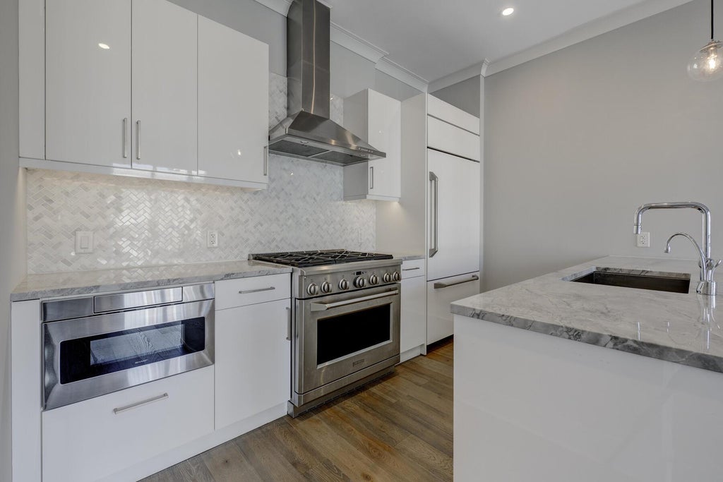 10 of 31 - 100 Garvies Point Road 1205, Glen Cove, NY