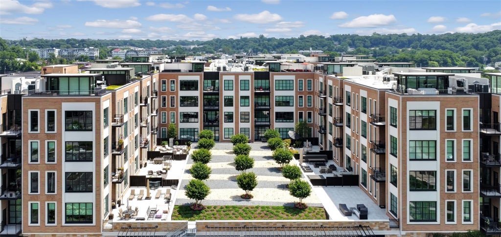 8 of 31 - 100 Garvies Point Road 1205, Glen Cove, NY