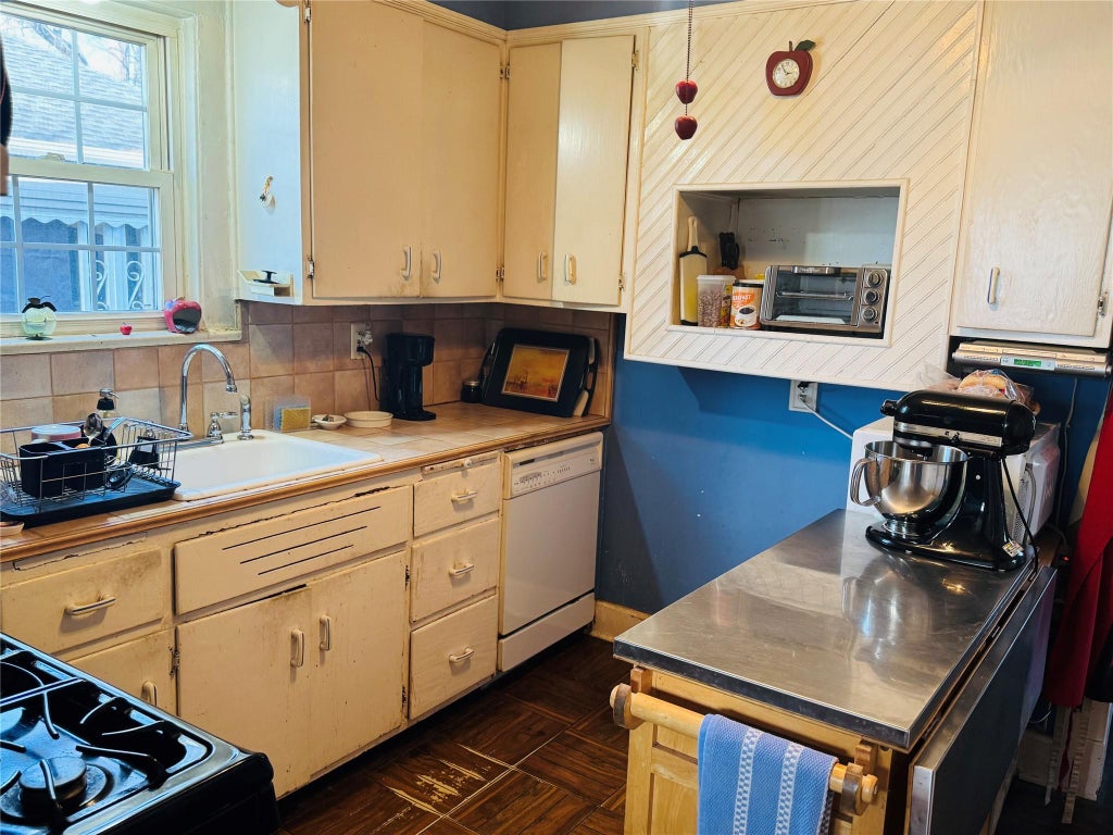 5 of 16 - 2923 Carnation Avenue, Baldwin Harbor, NY