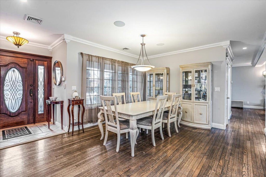 6 of 37 - 875 Catalpa Drive, Franklin Square, NY