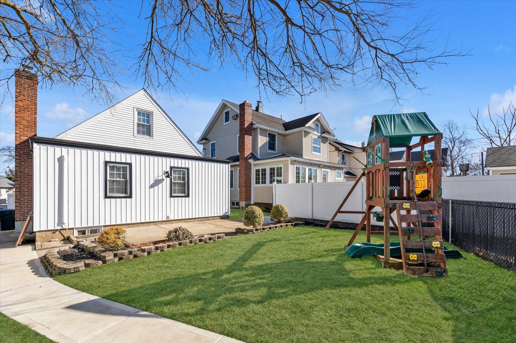 14 of 20 - 54 Peterson Place, Lynbrook, NY