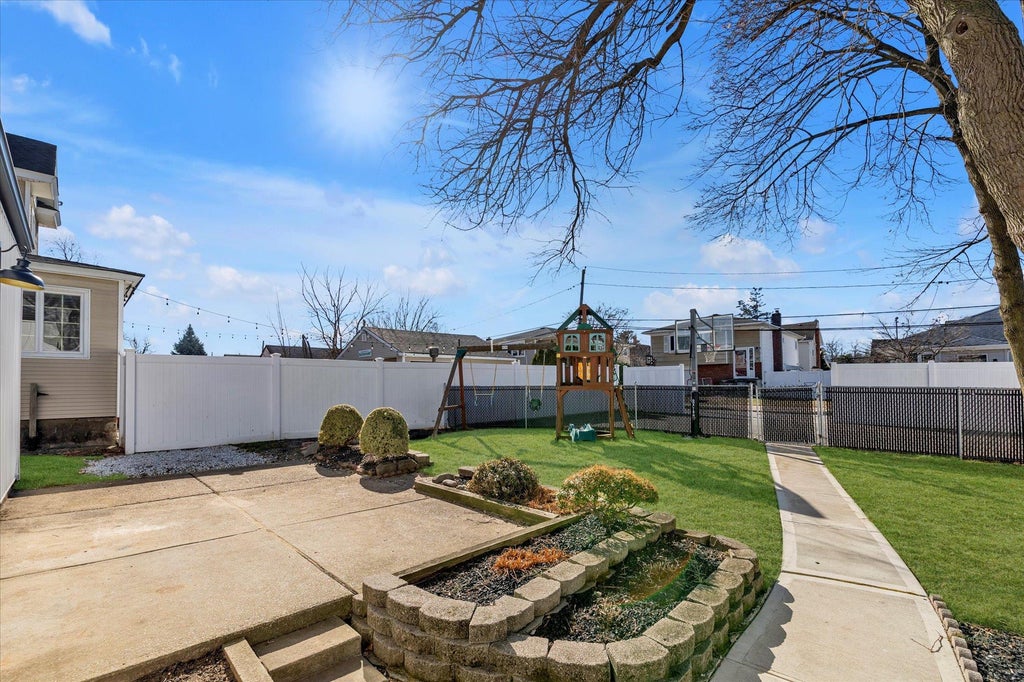 15 of 20 - 54 Peterson Place, Lynbrook, NY