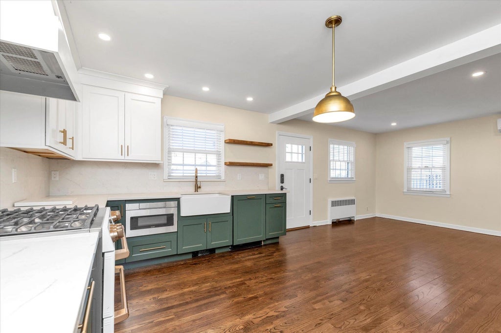3 of 20 - 54 Peterson Place, Lynbrook, NY