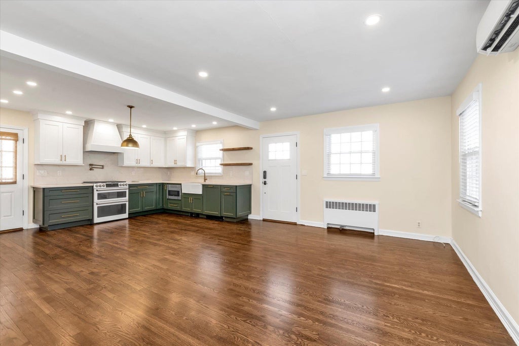 4 of 20 - 54 Peterson Place, Lynbrook, NY