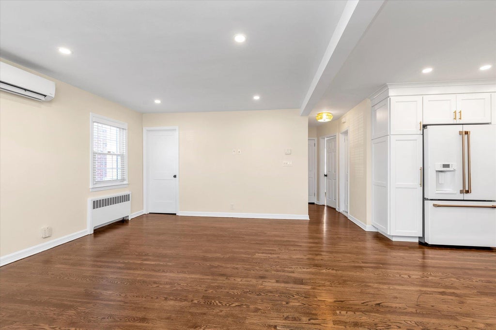 6 of 20 - 54 Peterson Place, Lynbrook, NY