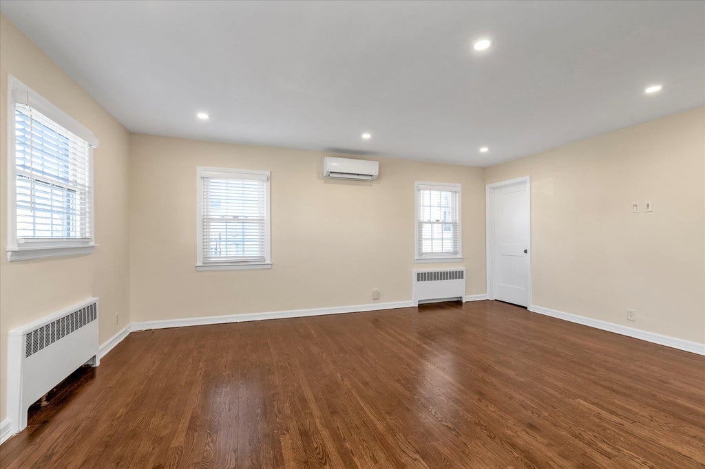 7 of 20 - 54 Peterson Place, Lynbrook, NY