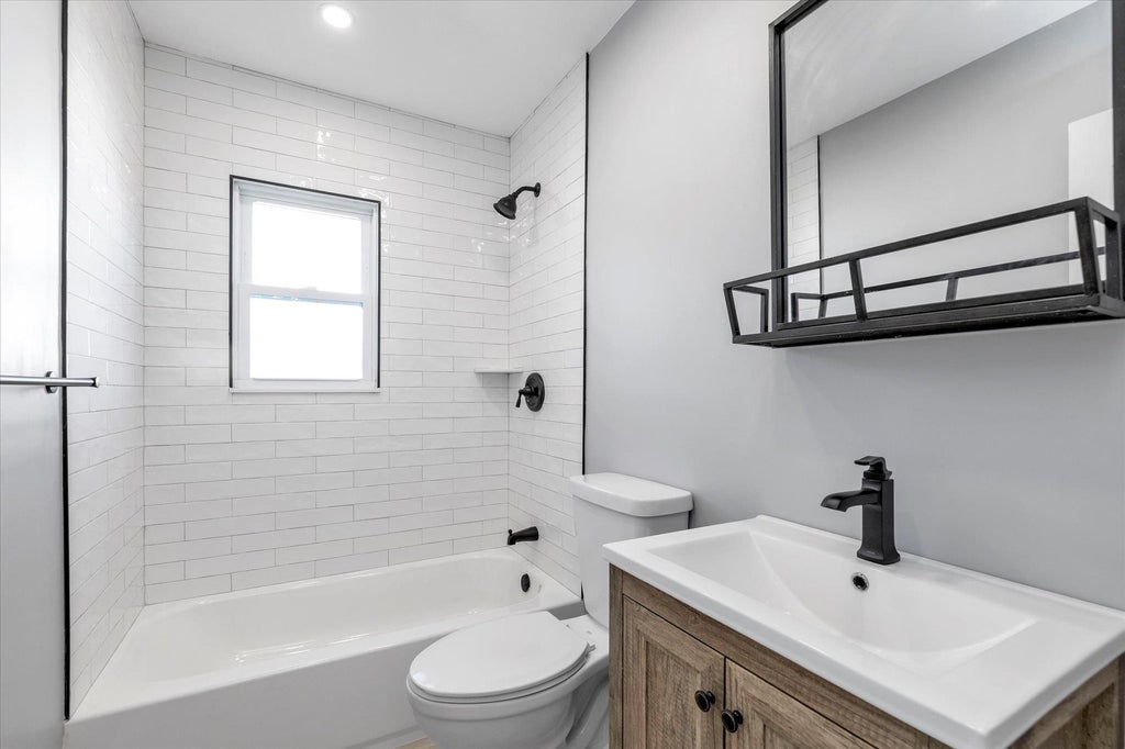8 of 20 - 54 Peterson Place, Lynbrook, NY