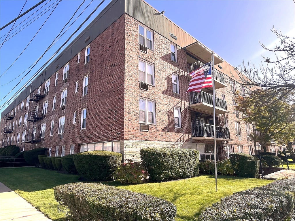 1 of 12 - 60 Hempstead Avenue # 1i, Lynbrook, NY