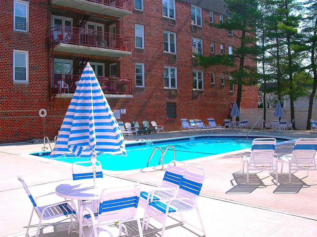 1 of 12 - 60 Hempstead Avenue # 1i, Lynbrook, NY