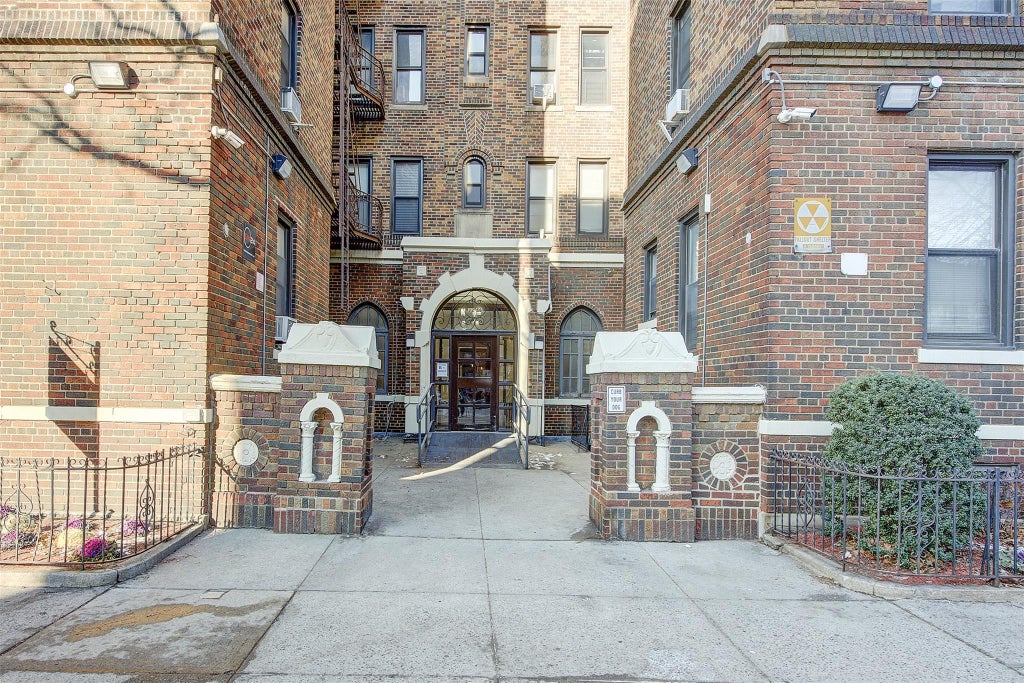 18 of 20 - 32-86 33rd St. # D9, Astoria, NY