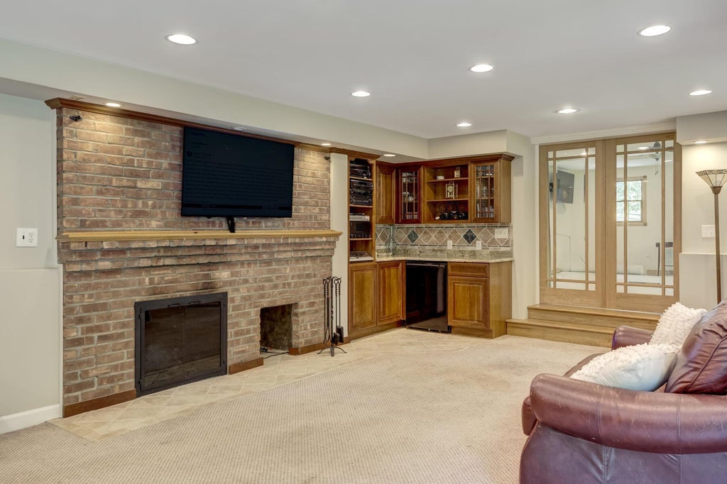 18 of 31 - 30 Greenhill Lane, Huntington, NY