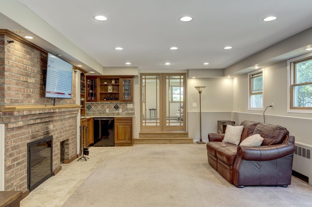 19 of 31 - 30 Greenhill Lane, Huntington, NY