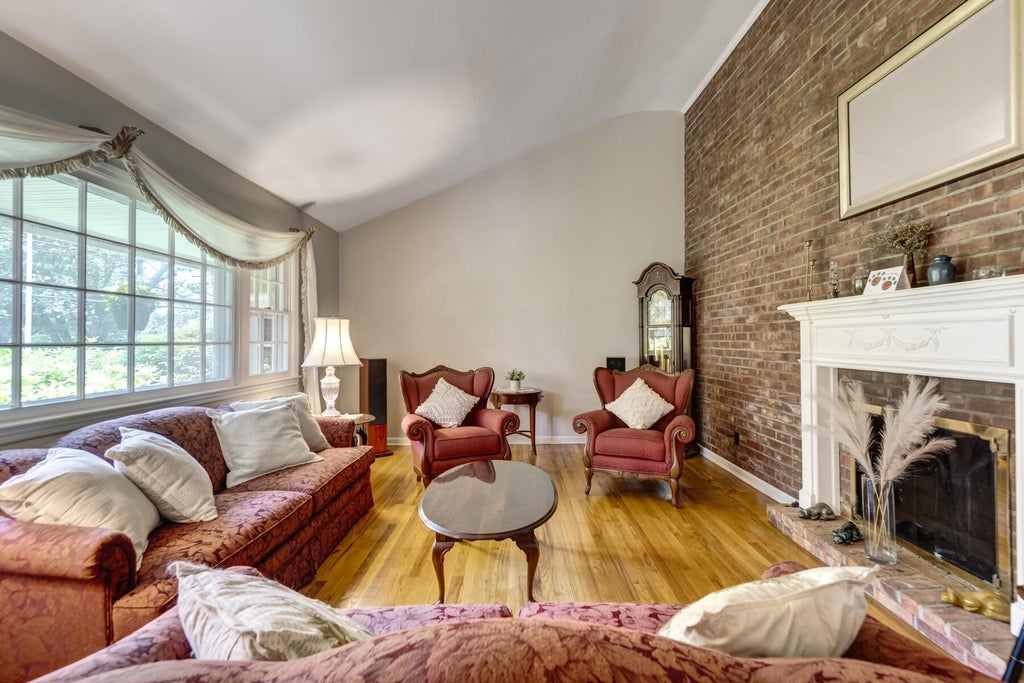 4 of 31 - 30 Greenhill Lane, Huntington, NY