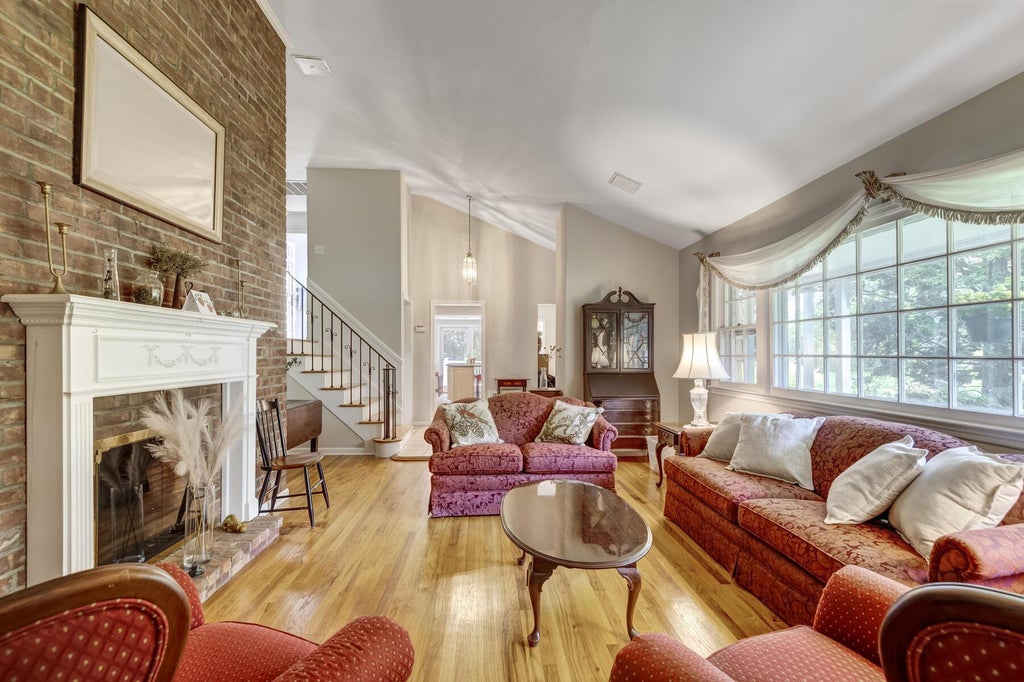 5 of 31 - 30 Greenhill Lane, Huntington, NY