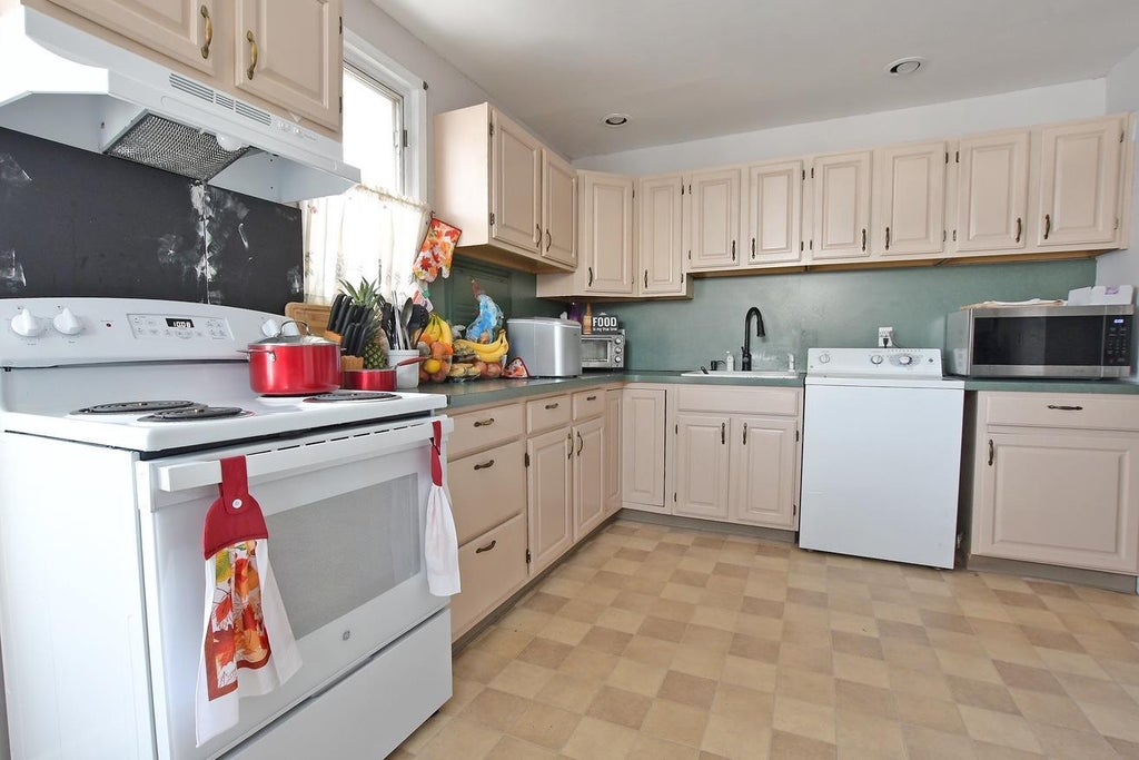 3 of 19 - 2534 Cypress Avenue, East Meadow, NY