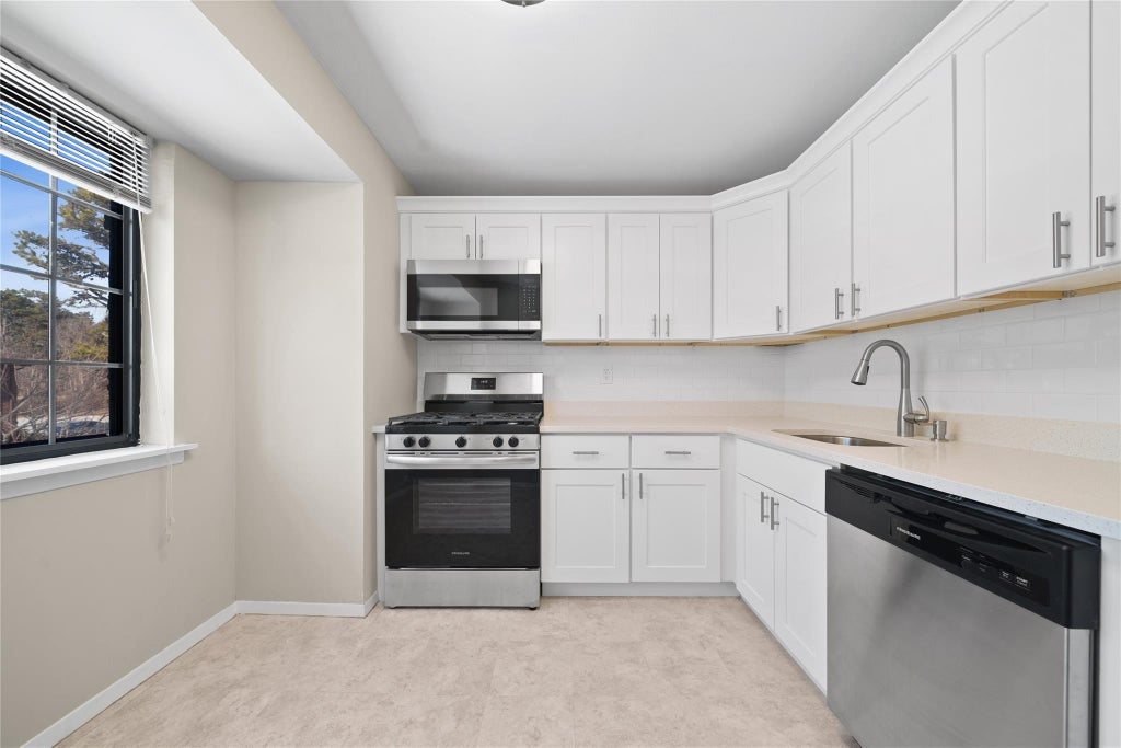 2 of 20 - 38 Pinebrook Place # 38, Bay Shore, NY