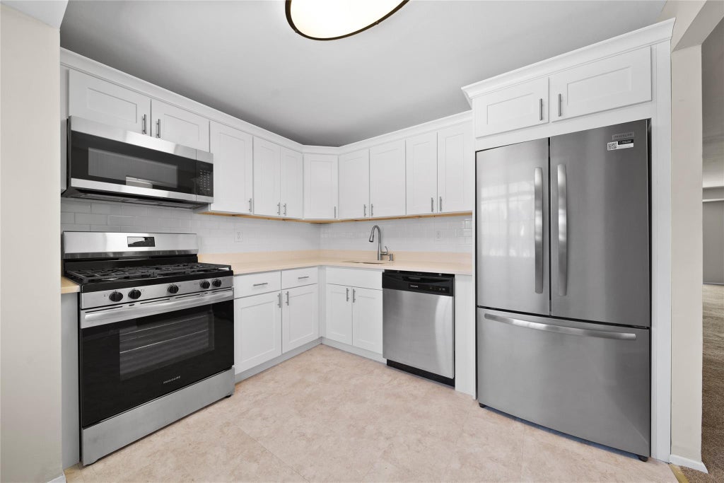 3 of 20 - 38 Pinebrook Place # 38, Bay Shore, NY