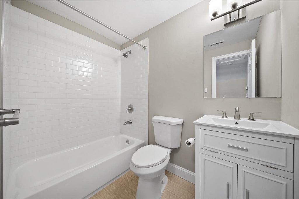 8 of 20 - 38 Pinebrook Place # 38, Bay Shore, NY
