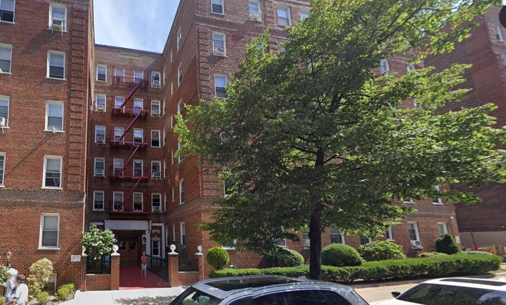 1 of 22 - 63-89 Saunders St. # 2b, Rego Park, NY