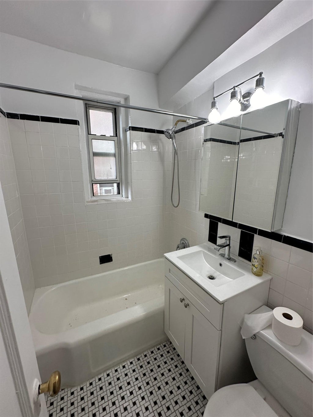 8 of 22 - 63-89 Saunders St. # 2b, Rego Park, NY