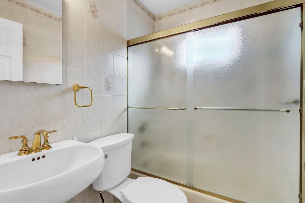 9 of 21 - 1022 Shelburne Drive, Franklin Square, NY