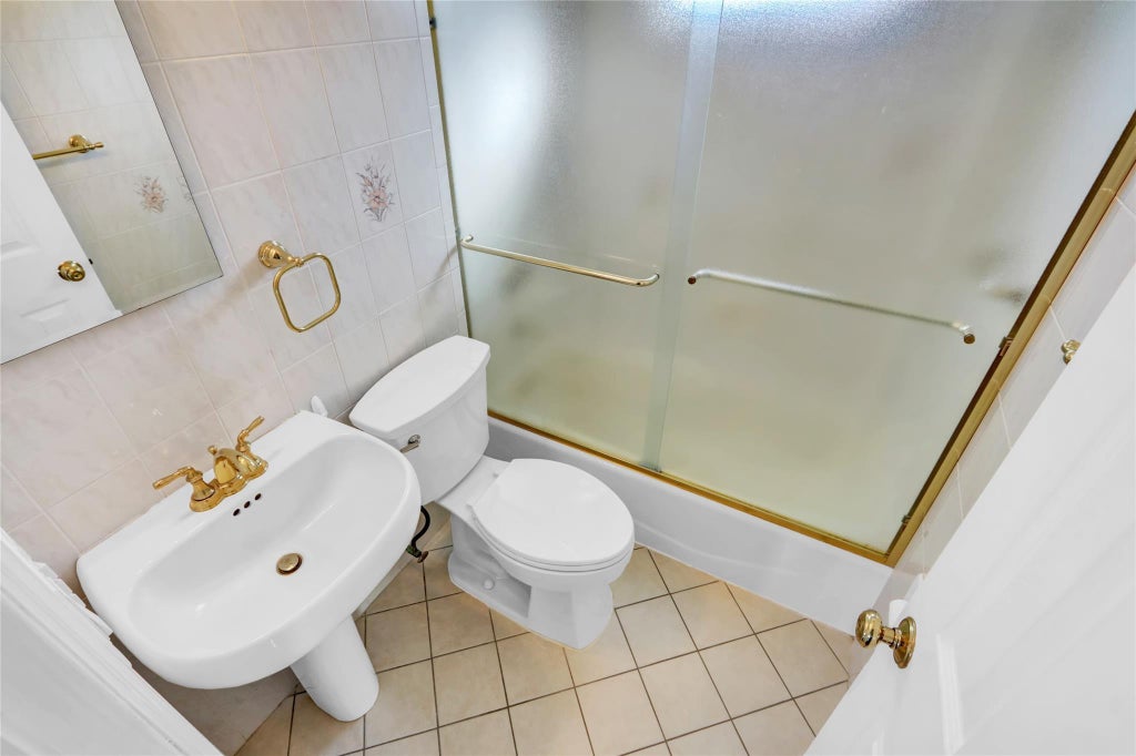 10 of 21 - 1022 Shelburne Drive, Franklin Square, NY