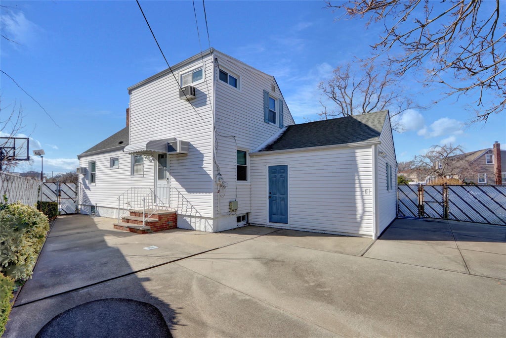 20 of 21 - 1022 Shelburne Drive, Franklin Square, NY