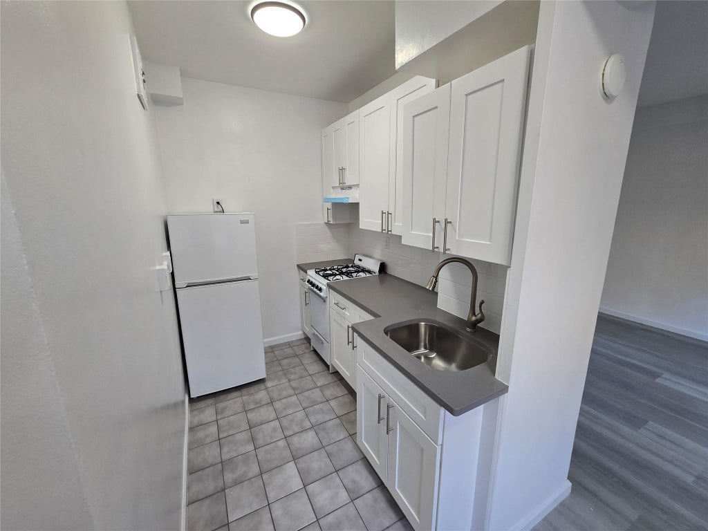 5 of 12 - 99-52 66 Road 1f, Rego Park, NY